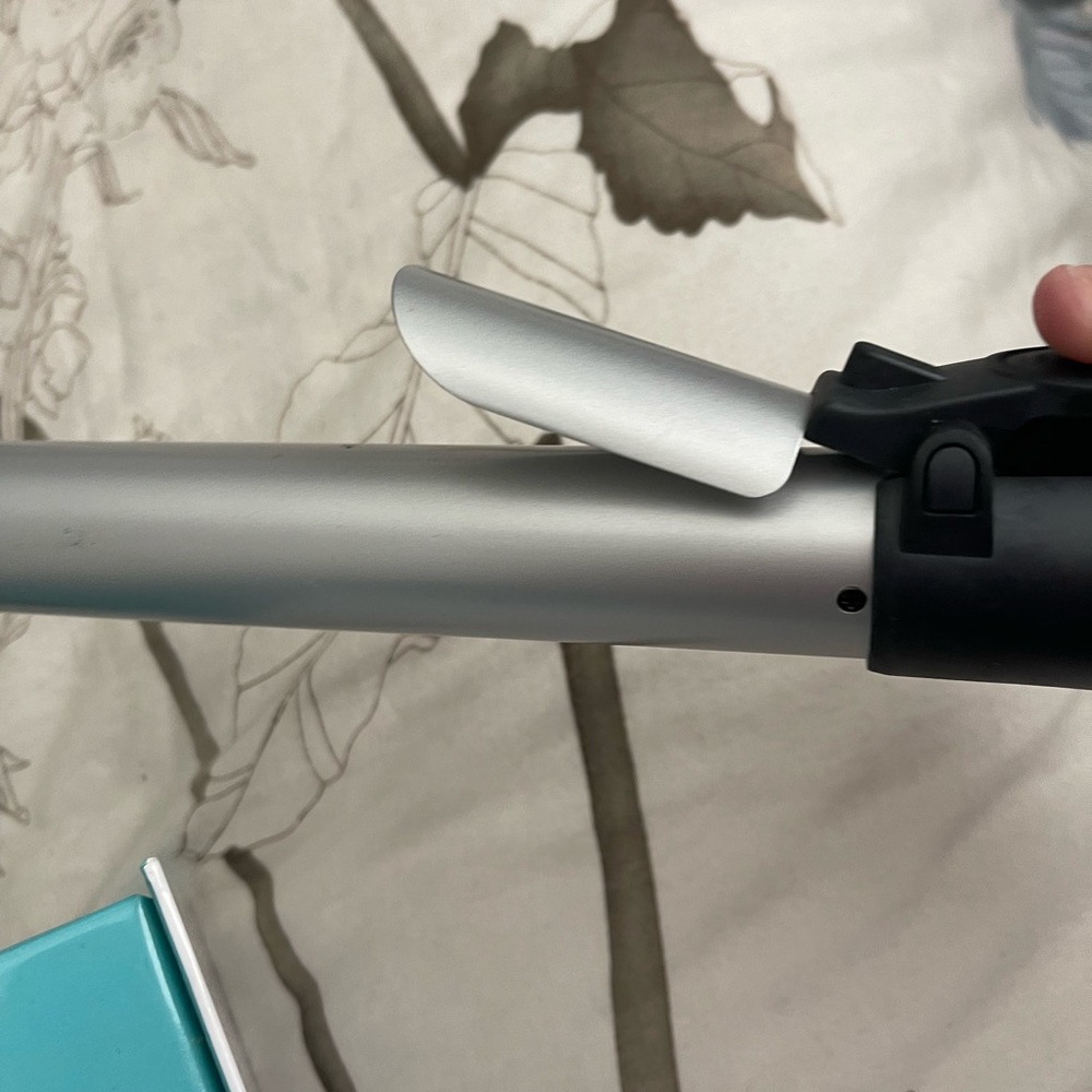 Ceramic self rotating curling iron
